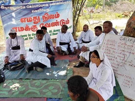 முல்லைத்தீவு மறைக்கோட்டத்தை சேர்ந்த கத்தோலிக்க குருக்களும் துறவிகளும் கேப்பாபிலவு மண்மீட்பு போராட்டத்தில்