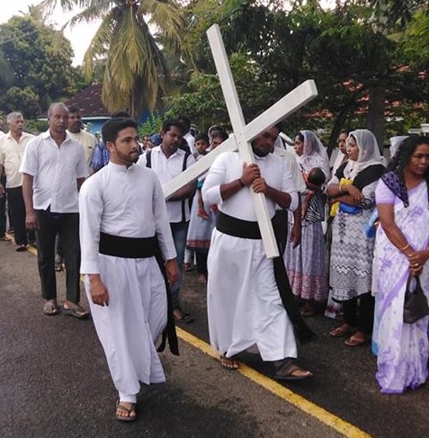 தவக்கால திருச்சிலுவைப்பாதை அக்கரைப்பற்றில் இருந்து திருக்கோவில்