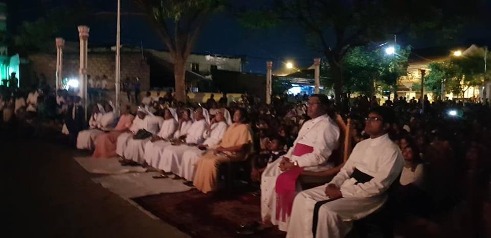 சிலுவையில் அறைந்திறக்கும் திருச்சடங்கில்  யாழ் மறைமாவட்ட ஆயர் பேரருட் கலாநிதி ஜஸ்ரின் ஞானப்பிரகாசம்