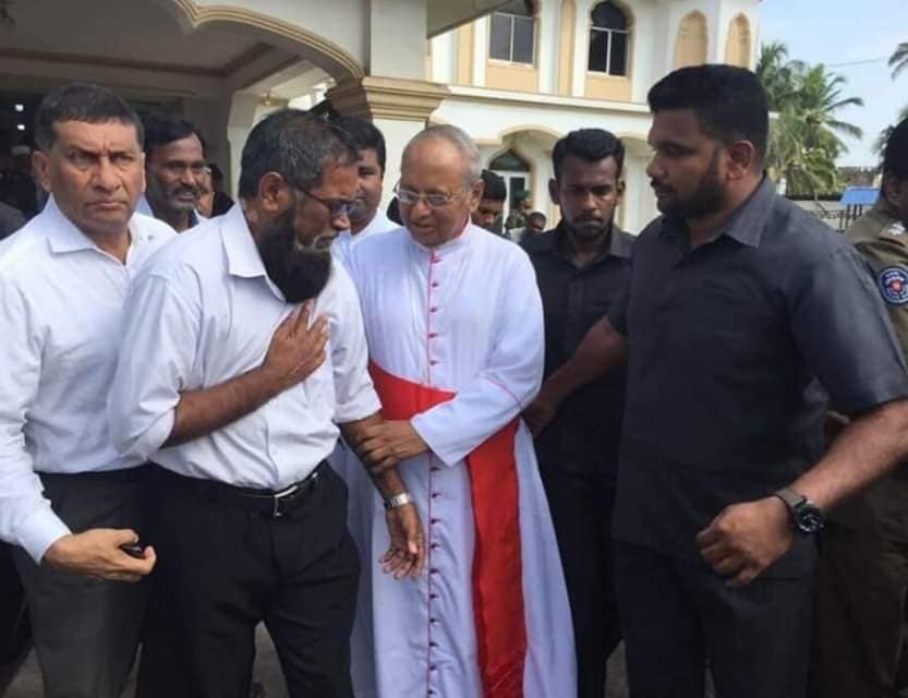 பேராயர் மல்கம் ரஞ்ஜித் ஆண்டகை , நீர்கொழும்பு பெரியபள்ளிவாசலுக்கும் சென்று முஸ்லிம் மக்களை சந்தித்தார்