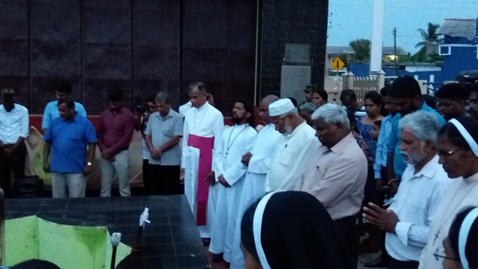 திருகோணமலையில் தாக்குதலில் உயிர்நீத்த உறவுகளுக்கு நினைவு கூர்ந்து சர்வமத தலைவர்களும் பொதுமக்களும்  அஞ்சலி