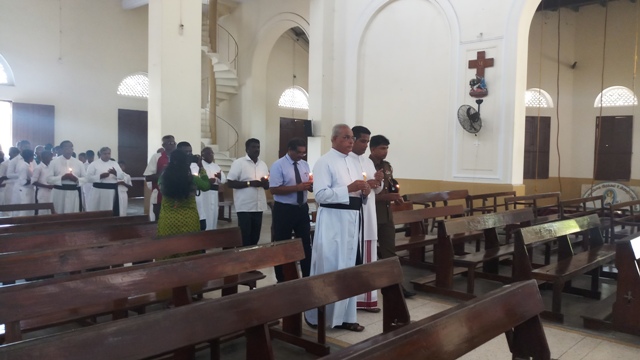 குண்டுத் தாக்குதல்களில் கொல்லப்பட்ட மக்களுக்கு புனித மரியன்னை பேராலயத்தில் அஞ்சலி