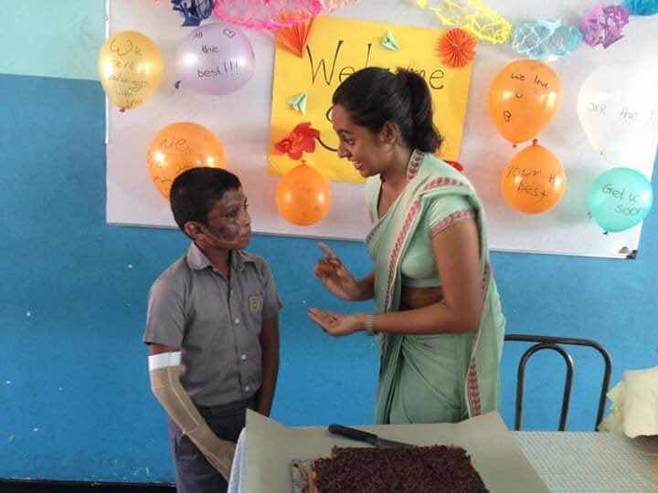 தாக்குதலின் காயமடைந்து சிகிச்சை பெற்றுவந்த சகினோ இன்று பாடசாலைக்கு சென்றான்