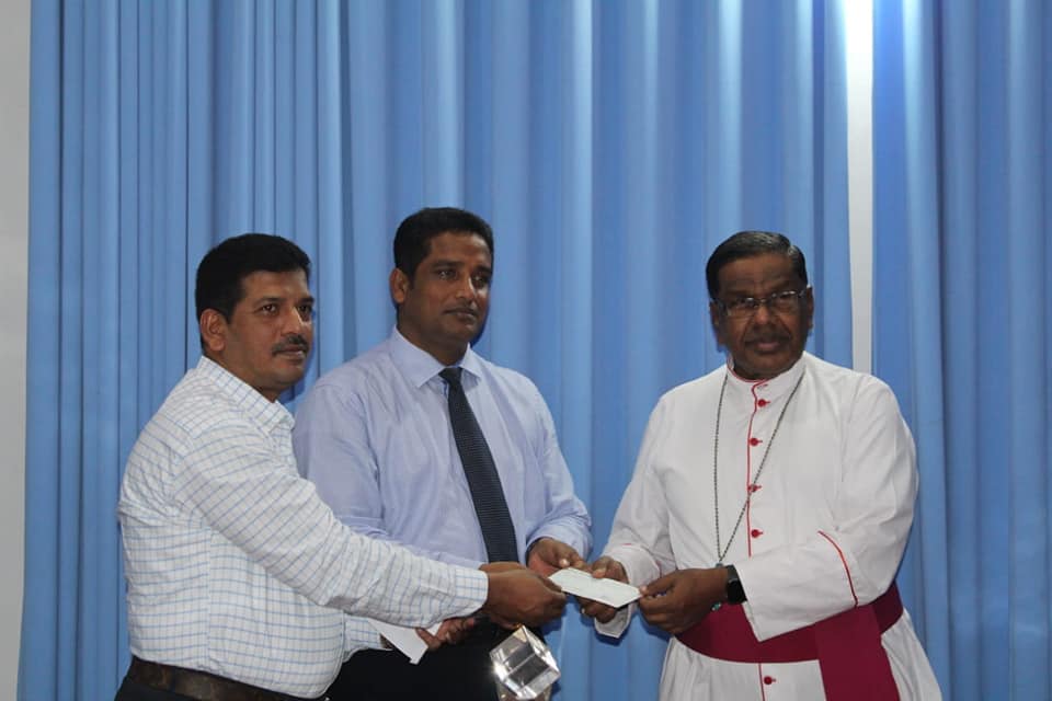 உதவித் தொகை வழங்கிய முஸ்லிம் வர்த்தகர்!