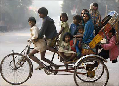 புலம் பெயர்ந்தோரில், பாதிக்கும் மேற்பட்டோர் குழந்தைகள்