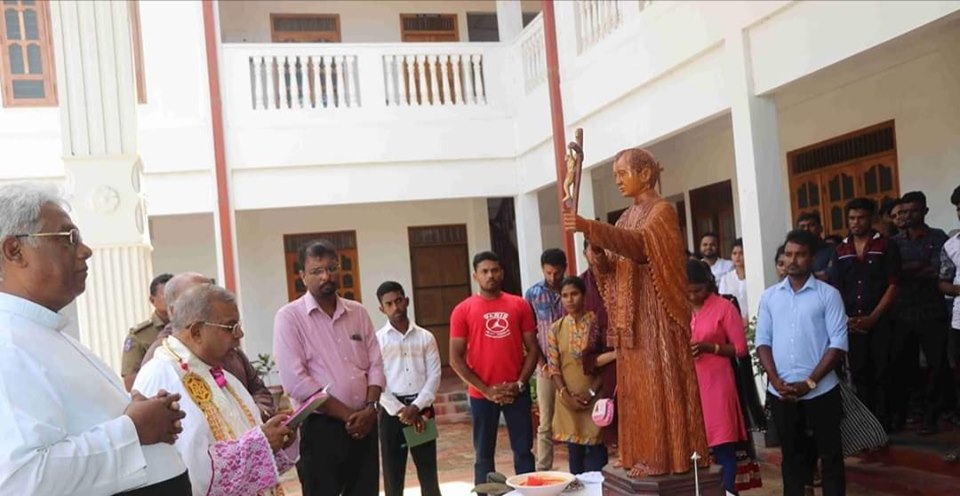 நுழைவாயிலில் இலங்கையின் திருத்தூதரான புனித யோசேவ் வாஸ் அடிகளாரின் திருவுருவம்