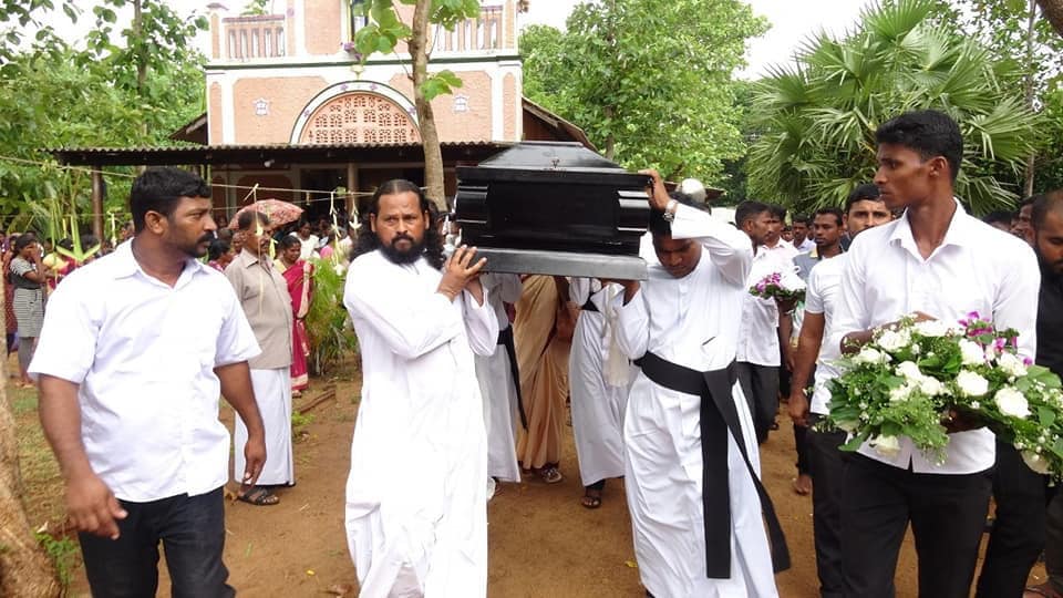 மாங்குளம் புனித அக்கினேஸ் ஆலயத்தில் அமரர் அருட்தந்தை ஜேம்ஸ் பத்திநாதன் அடிகளாரின் உடல் அஞ்சலி