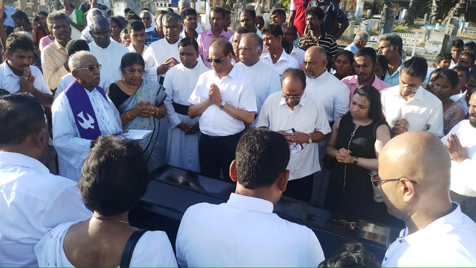 அருட்தந்தை ஜேம்ஸ் பத்திநாதரின்(நாட்டுப்பற்றாளர்) இறுதிச்சடங்கு பல்லாயிரக்கணக்கான மக்கள் கண்ணீருடன் விதைக்கப்பட்டது