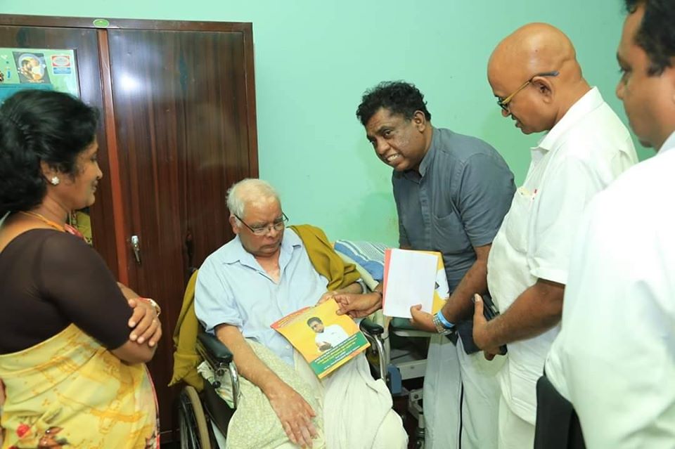 ஆசீர் பெற்றார் ஜனாதிபதி வேட்பாளர் சிவாஜிலிங்கம் ஐயா