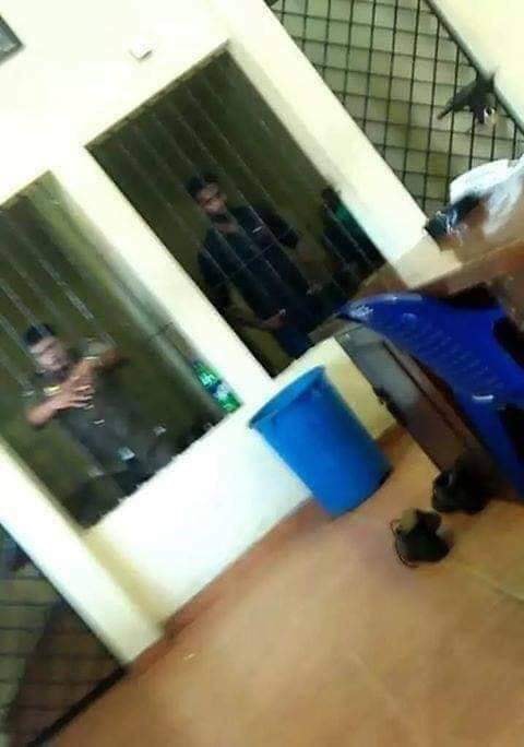 போதையுடன் வாகனத்தை செலுத்தி விபத்தை ஏற்படுத்திய பொலிஸ் உத்தியோகத்தரை கூண்டில் அடைத்த சம்பவம்