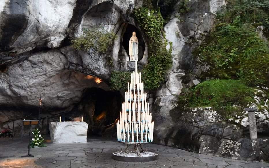 Lourdes மரியன்னை தேவாலயமும் மூடப்பட்டது ! வரலாற்றில் இதுவே முதன்முறை !!
