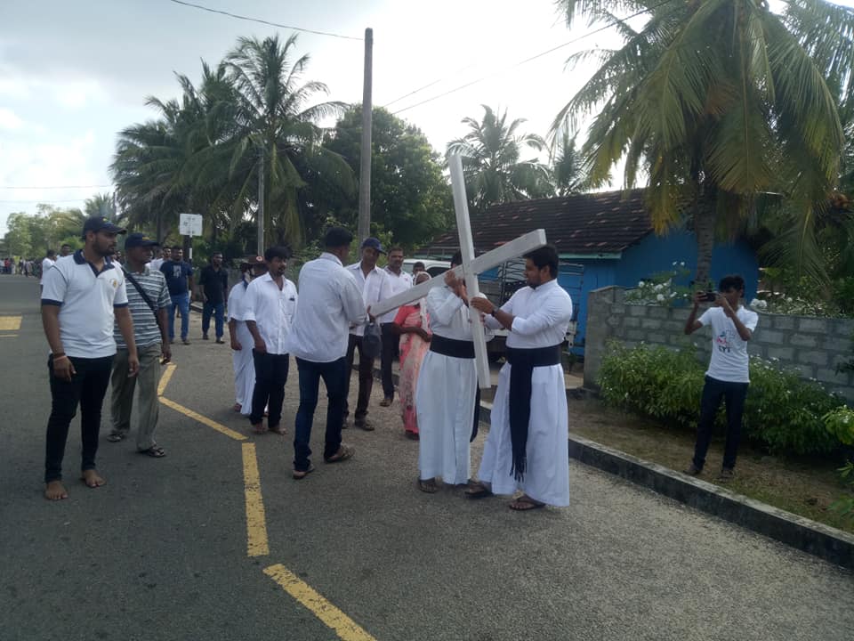 அக்கரைப்பற்று திருக்கோவில் பாரம்பரிய திருச்சிலுவைப் பாதை  நடைபெற்றது