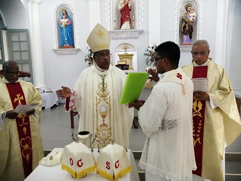 ஆயர் இல்லத்தில் இருக்கும் குருக்கள்  இணைந்த  திருத்தைல மந்திரிப்பு திருச்சடங்கு