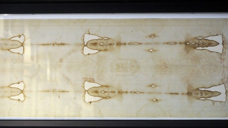 புனித சனிக்கிழமையன்று, இயேசுவின் புனிதத் துணி திறப்பு