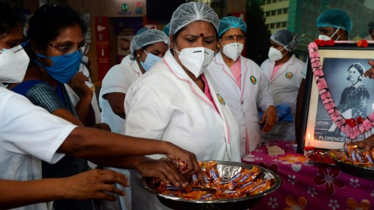 மருத்துவப் பணியாளர்கள் – அண்டை வீட்டு புனிதர்கள்
