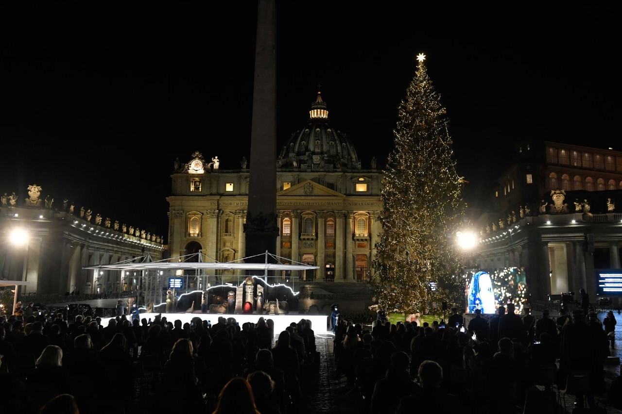 செயின்ட் பீட்டர்ஸ் சதுக்கத்தில் கிறிஸ்துமஸ் மரம் மற்றும் நேட்டிவிட்டி காட்சிக்கான பாரம்பரிய விளக்கு
