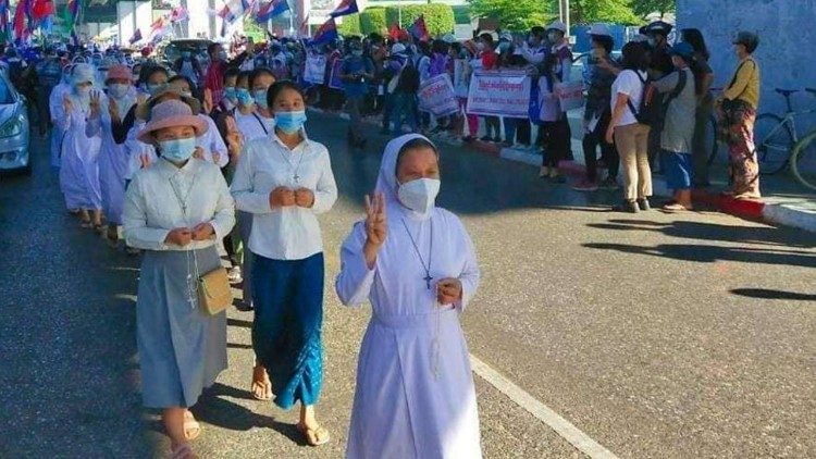 ஆட்சிக்கவிழ்ப்புக்கு எதிரான போராட்டத்தில் துறவியர்
