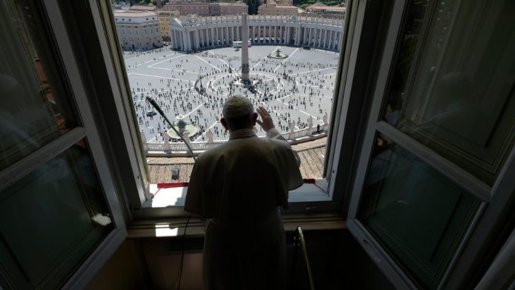 பேதுரு வளாகத்தின் மேல்மாடியிலிருந்து, மீண்டும் திருத்தந்தை