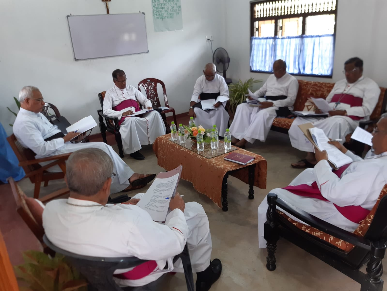 இலங்கை கடற்பரப்பில் இந்திய மீனவர்களின் ஆக்கிரமிப்பால் கடற்தொழிலாளர்கள் அனுபவிக்கும் பாதிப்புக்களுக்குத் தீர்வுகாணும் நடவடிக்கைகளில் ஈடுபடுவதாக வடக்கு-கிழக்கு ஆயர்