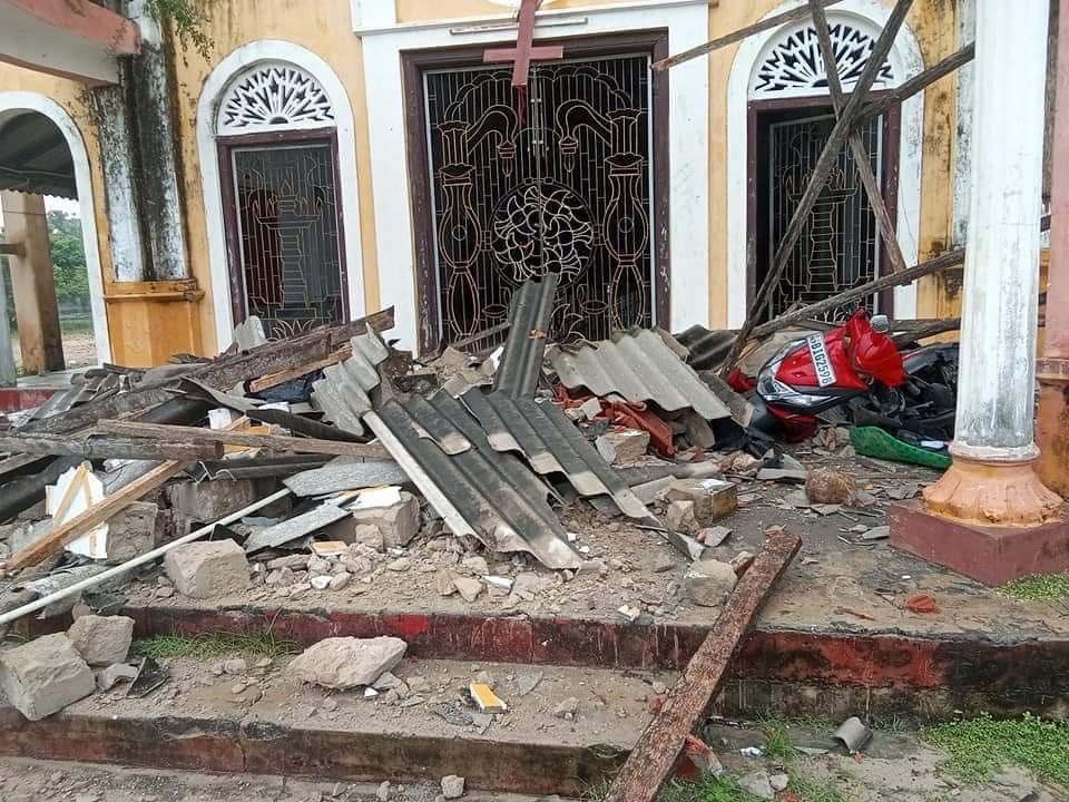 வடமராட்சி கிழக்கு வெற்றிலைக்கேணி புல்லாவெளி செபஸ்தியர் தேவாலய கூரை இடிந்து வீழ்ந்ததில் ஒருவர் படுகாயமடைந்துள்ளார்.  இன்று காலை 5:30 மணியளவில் இந்தசம்பவம் இடம் பெற்றுள்ளது. நேற்று மாலை 5.30 மணியளவில் வடமராட்சி கிழக்கு கட்டைக்காடு கிராமத்தை சேர்ந்த இளம் குடும்பம் தமது நேர்த்திக்கடன்களை நிறைவேற்றுவதற்க்காக சென்று அங்கு தங்கியிருந்து வழிபாட்டில் ஈடுபட்ட வேளையிலேயே இவ் அனர்த்தம் நிகழ்ந்துள்ளது.  இதன்போது, கட்டைக்காட்டை சேர்ந்த இளைஞன் வினோத் என்பவர் படுகாயமடைந்துள்ள நிலையில் கிளிநொச்சி பொது வைத்திய சாலைக்கு கொண்டு சொல்லப்பட்டுள்ளார்.  அவரது மனைவியும் அங்கிருந்த போதும், அவர் தெய்வாதீனமாக தப்பித்துக் கொண்டார்.  அவர்களது மோட்டார் சைக்கிளும் பலத்த சேதம் அடைந்துள்ளது. ஆலய முகப்பு இடிந்து விழுந்ததிற்கான காரணம் இதுவரை கண்டறியப்படவில்லை.