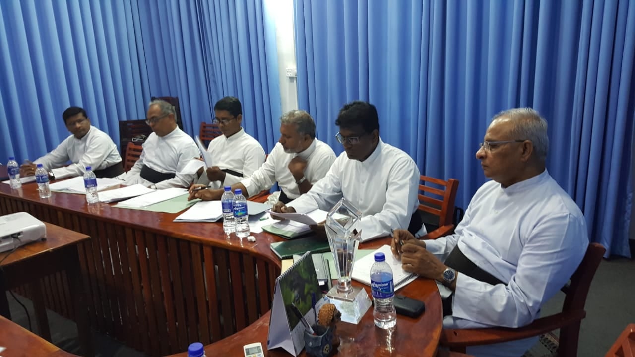 திரு அவையை விட்டு  ஒதுங்கியிருப்போர் பற்றிய  கருத்துக்கள் குருமுதல்வர் தலைமையிலான குழுவினர்  ஆராய்ந்தனர்