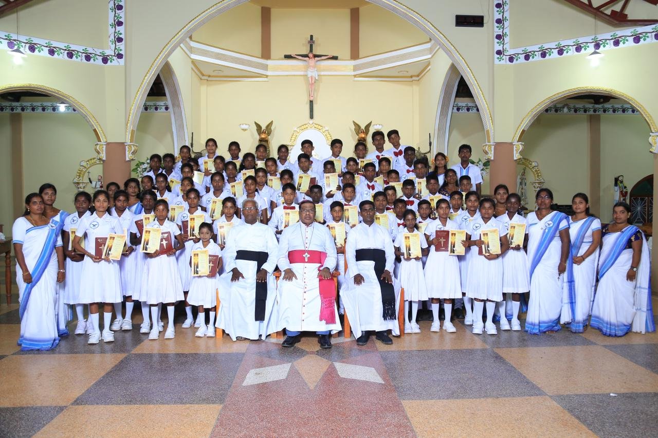 தீவக மறைக்கோட்டத்திலுள்ள புங்குடுதீவு புனித பிரான்சிஸ் சவேரியார் ஆலய பிள்ளைகளுக்கான உறுதிப்பூசுதல் அருட்சாதனம் வழங்கும் நிகழ்வு